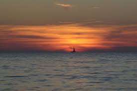 Asverstrooiing - as-uitstrooien-op-het-water_ondergaanden-zon-met-bootje Asverstrooiing - as-uitstrooien-op-het-water_ondergaanden-zon-met-bootje